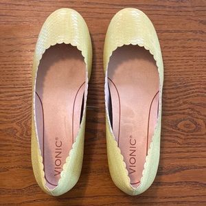 NWOT Vionic Julieta Yellow Flats
